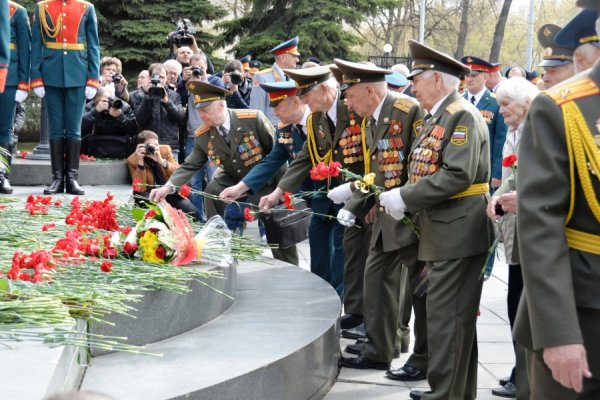 Ветеран у могилы неизвестного солдата