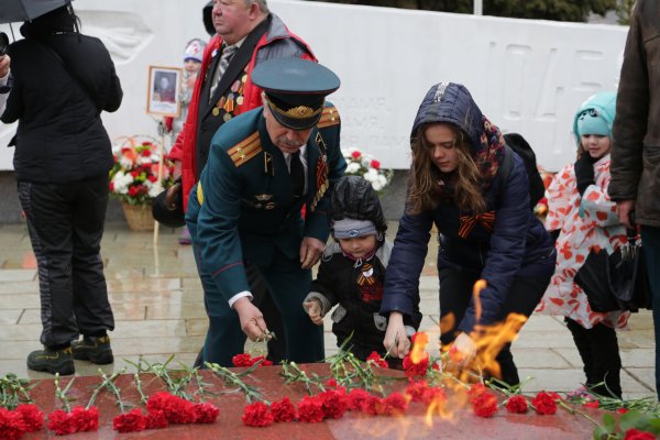 Ветераны возлагают цветы