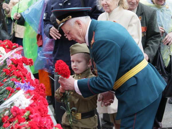 Ветеран у памятника неизвестному солдату