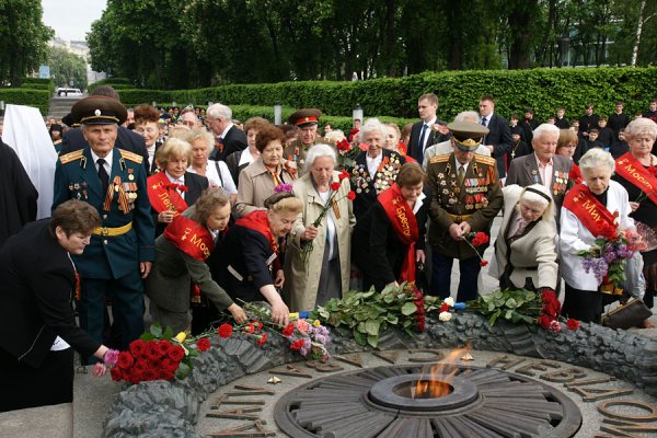 Ветеран у могилы неизвестного солдата