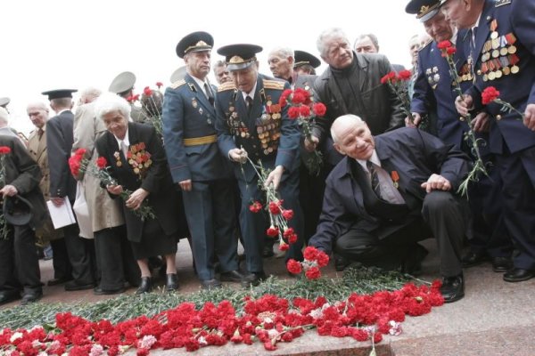 Ветераны возлагают цветы