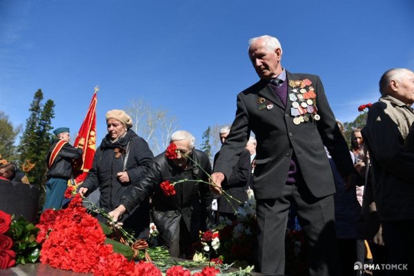 Ветераны возлагают цветы