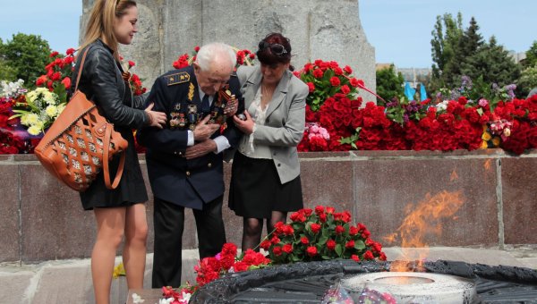 Ветераны возлагают цветы