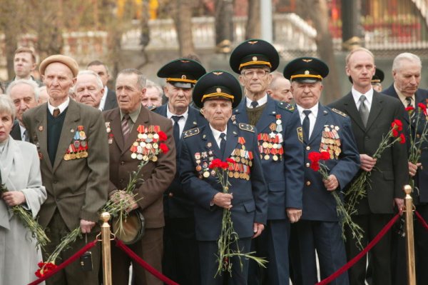 Ветераны у вечного огня