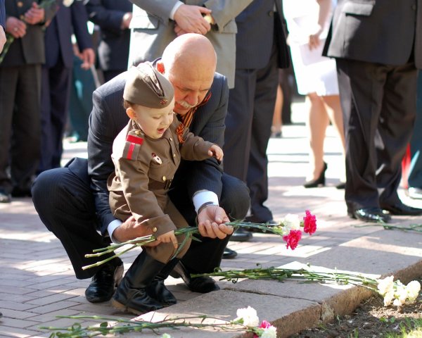Дети возлагают цветы к Вечному огню