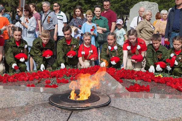 Возложение цветов к Вечному огню Путин