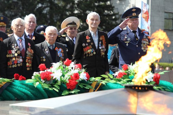 Ветераны женщины возлагают цветы