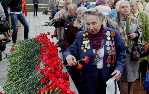 Дети возлагают цветы к памятнику