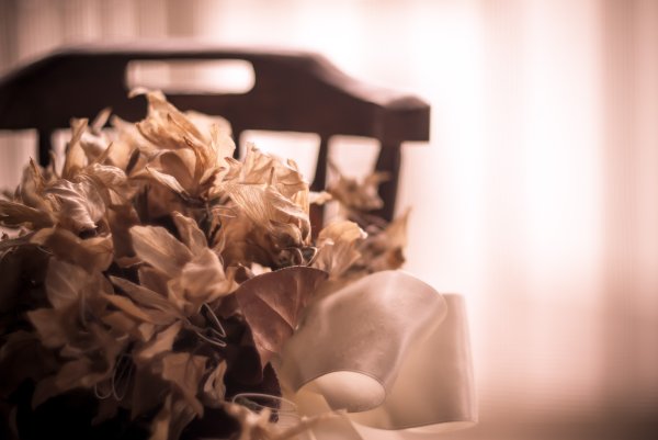 Букет на столе сепия