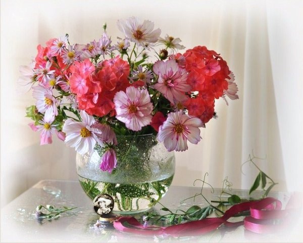 Цветы в вазе открытка