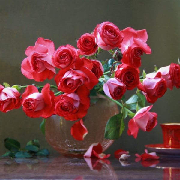 Букет цветов на столе