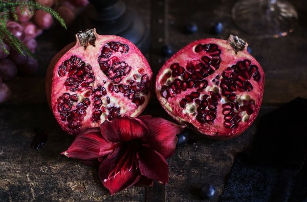 Бордовые фрукты