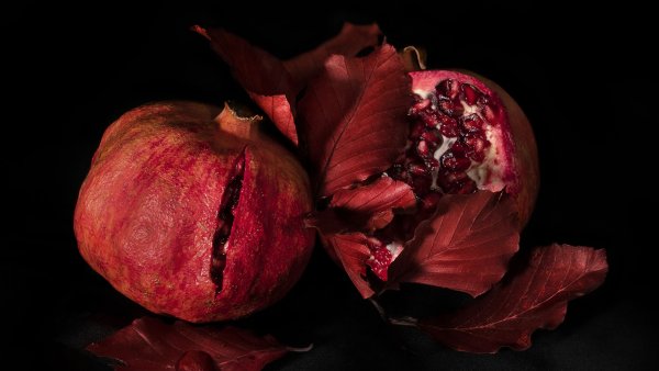 Гранат на черном фоне