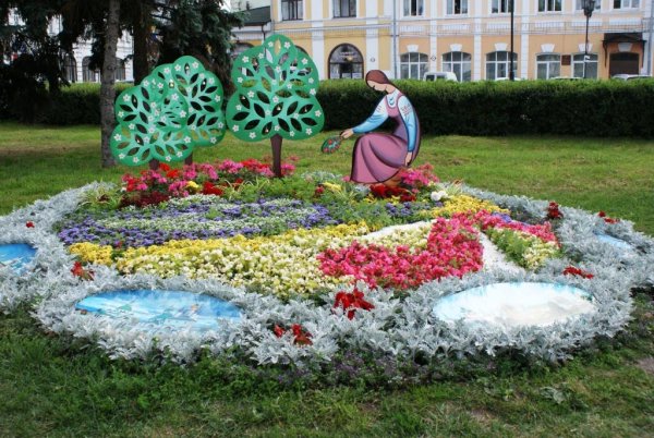 Клумба у часовни Александра Невского Ярославль