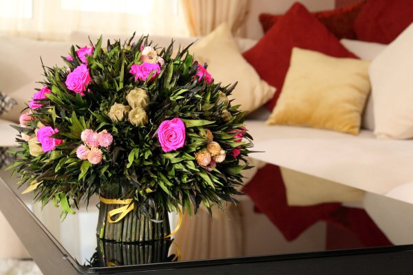Букет в интерьере из живых цветов