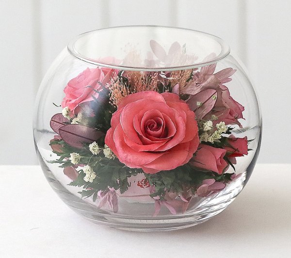 Композиция из мха и цветов