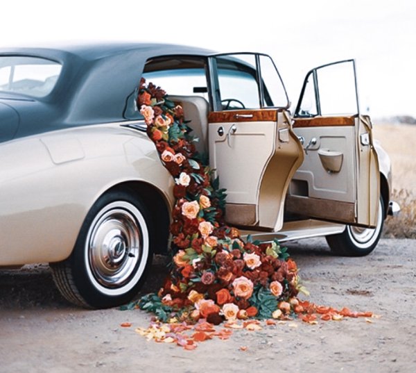 Машина с цветами