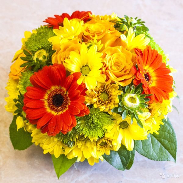 Композиция из цветов на день учителя