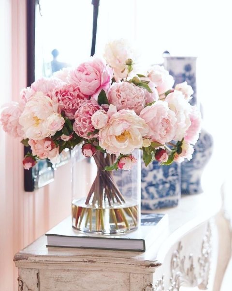 Розовые цветы в вазе