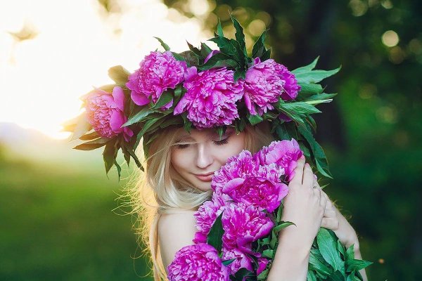 Фотосессия с пионами на природе