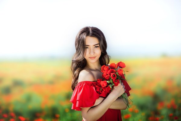 Девушка с букетом в поле