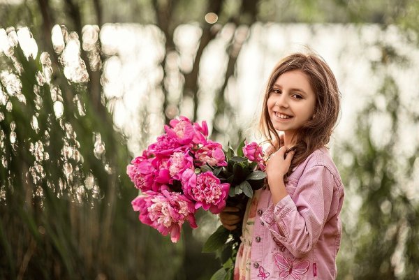 Девушка с пионом