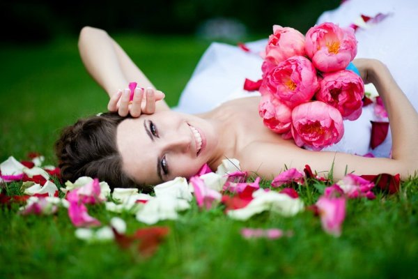 Девушка с пионом