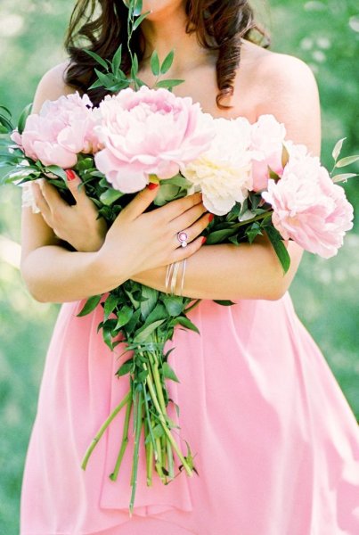 Девушка с пионом