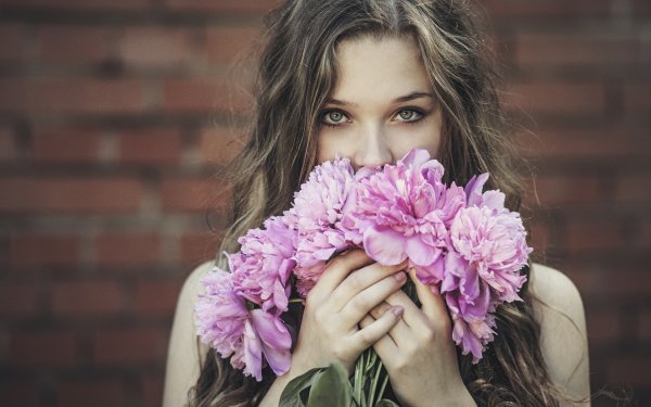 Девушка с цветами