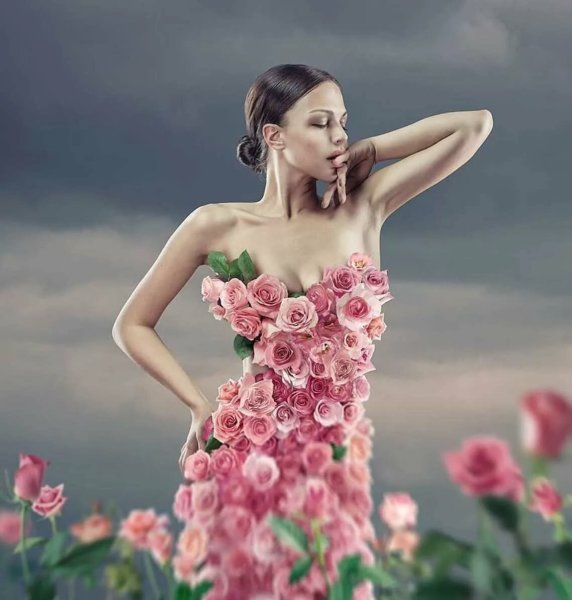 Девушка в платье из цветов