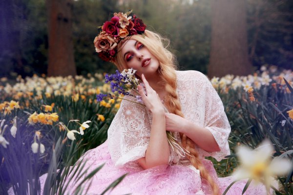 Девушка в венке