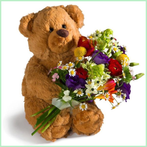Медвежонок с букетом цветов