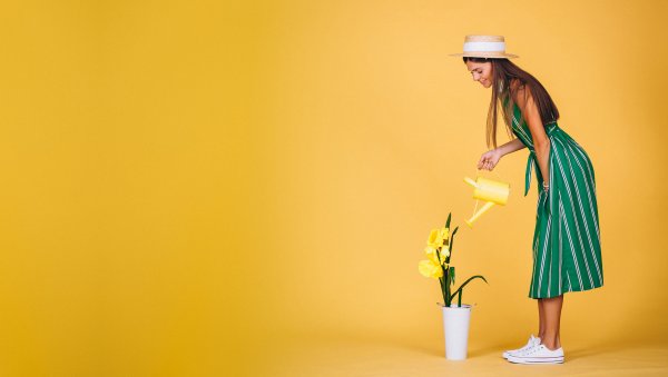 Девочка поливает цветы