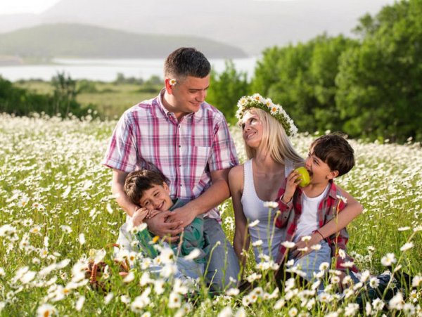 Семья в поле ромашек