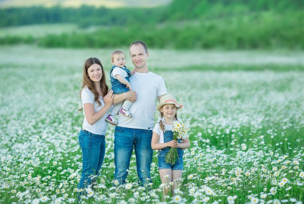 Семья в ромашковом поле