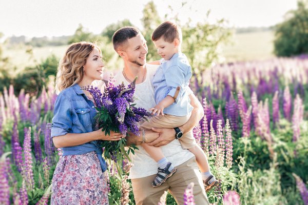 Летняя семейная фотосессия в поле