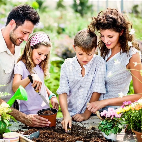 Счастливая семья в саду