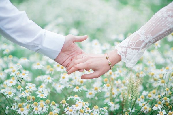 Влюбленные с ромашками