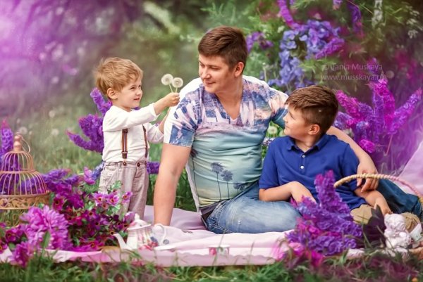 Семейная фотосессия в сиреневых тонах