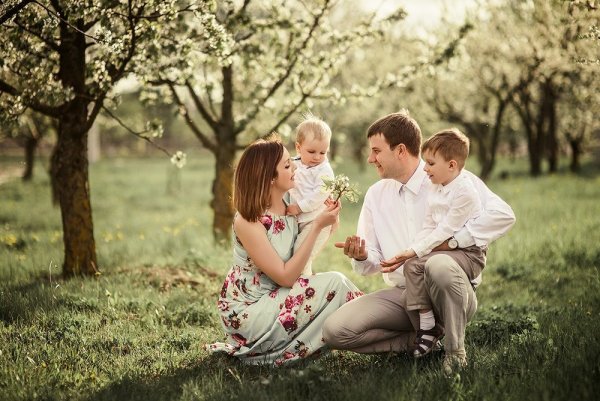 Семья в саду