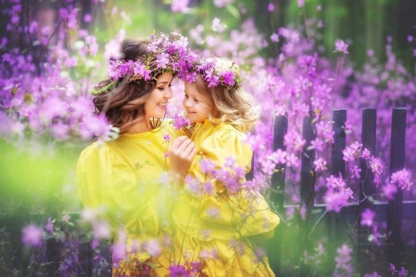Мама с ребенком в цветах