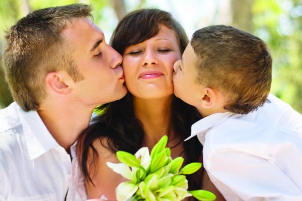 Счастливая женщина с семьей