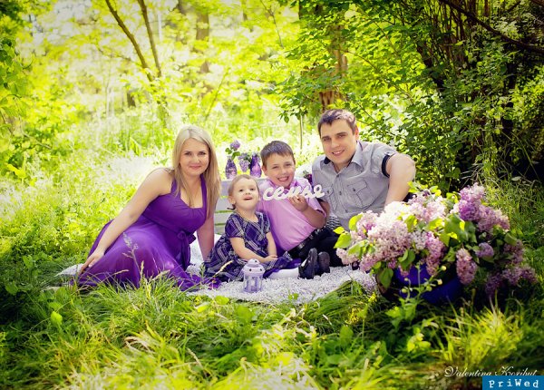 Семейная фотосессия в фиолетовом