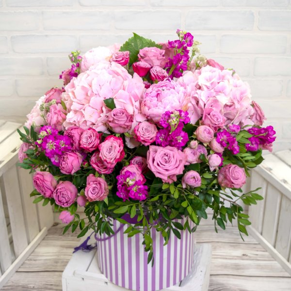 Корзина с пионами и розами