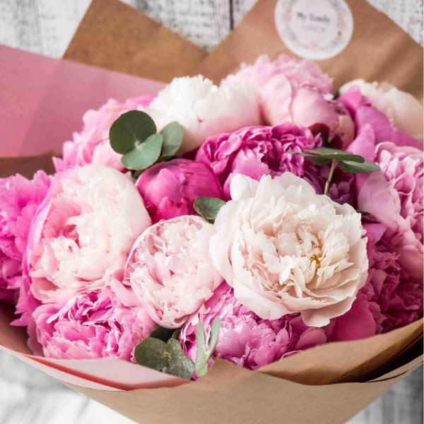 Стильный букет пионов