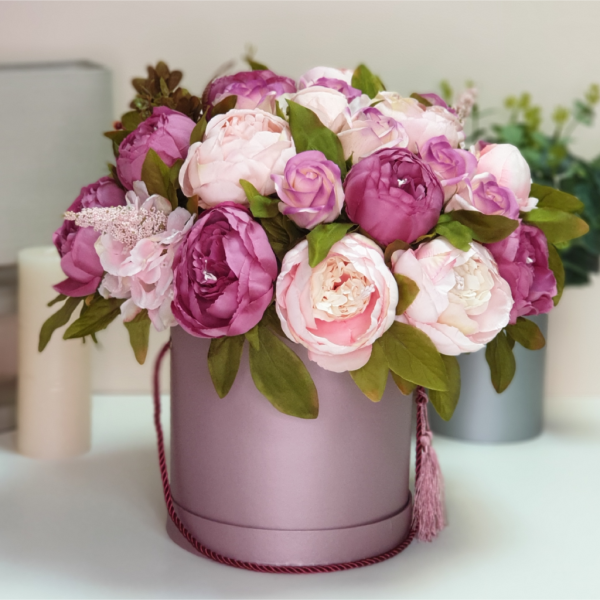 Букет с пионами и розой