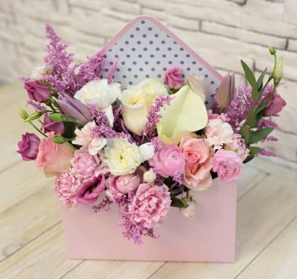 Композиция из цветов в коробке