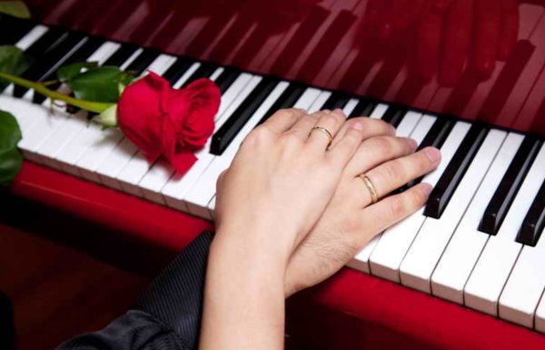 Цветы на пианино