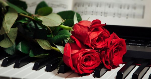 Пианино с цветами