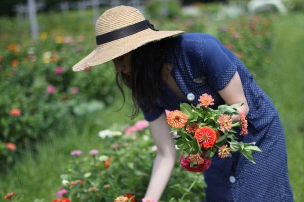Женщина собирает цветы